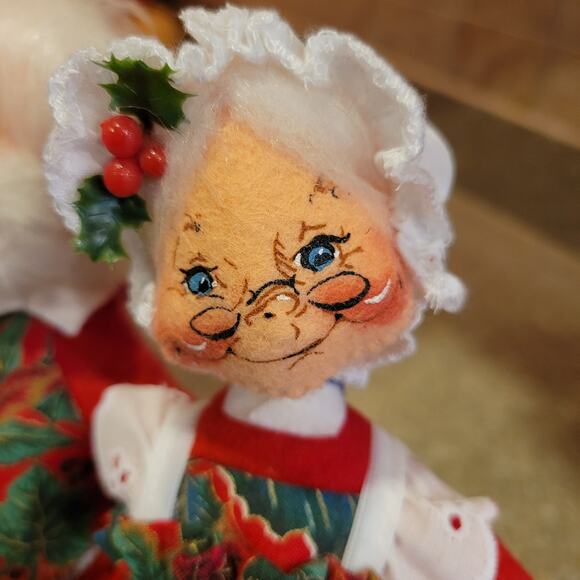 ANNALEE '96 SANTA & MRS. CLAUS, Figurine, 9" on Display Stand Meredith NH, USA - Picture 3 of 7